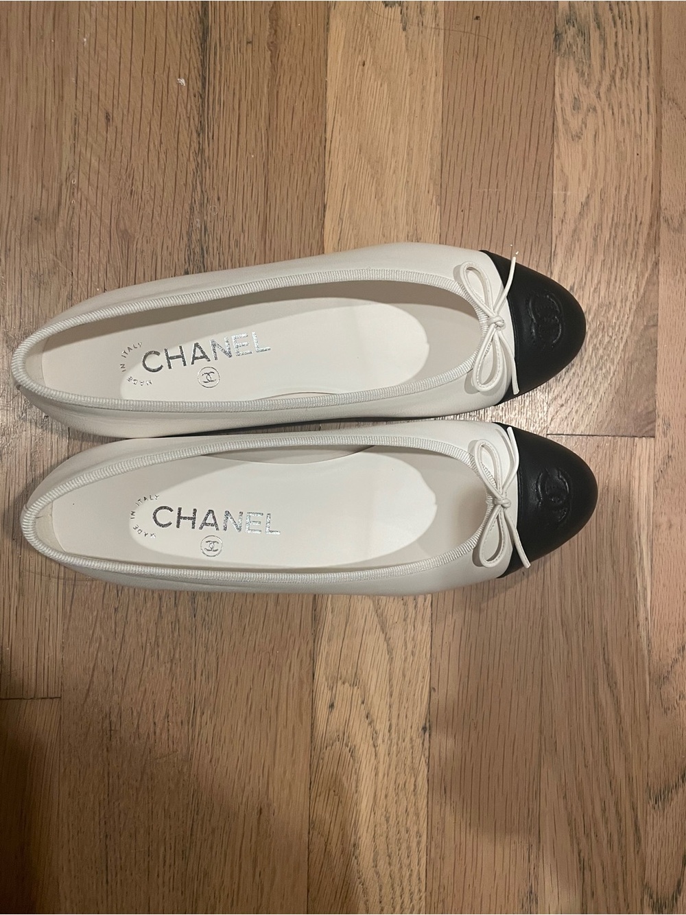 CHANEL Two-Tone Leather Cap-Toe Ballet Flats in Cream and Black - Picture 2 of 6